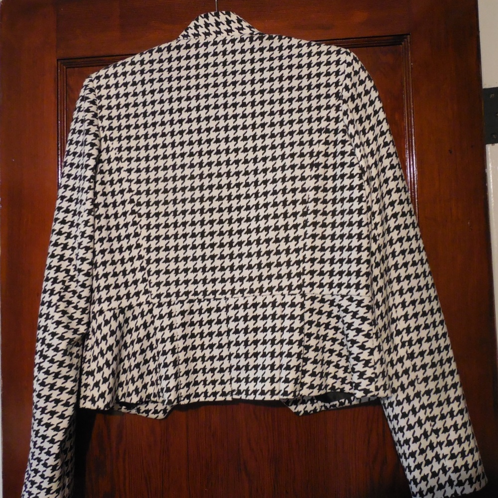 Lovely Shaped, Herringbone Pattern Jacket - image 3